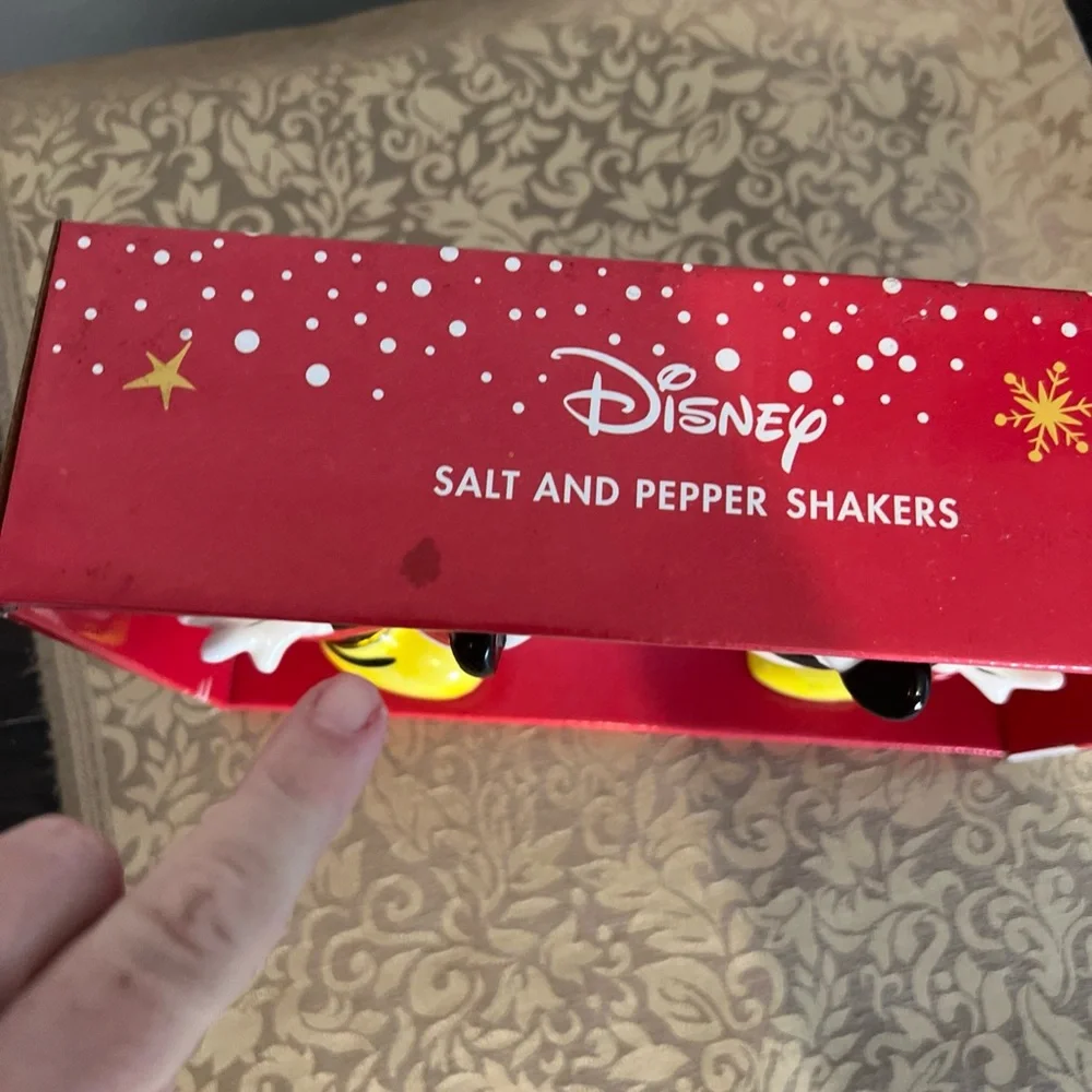 Disney Salt and Pepper Shakers Mickey and Minnie Mouse Kissing Christmas New - Picture 4 of 8